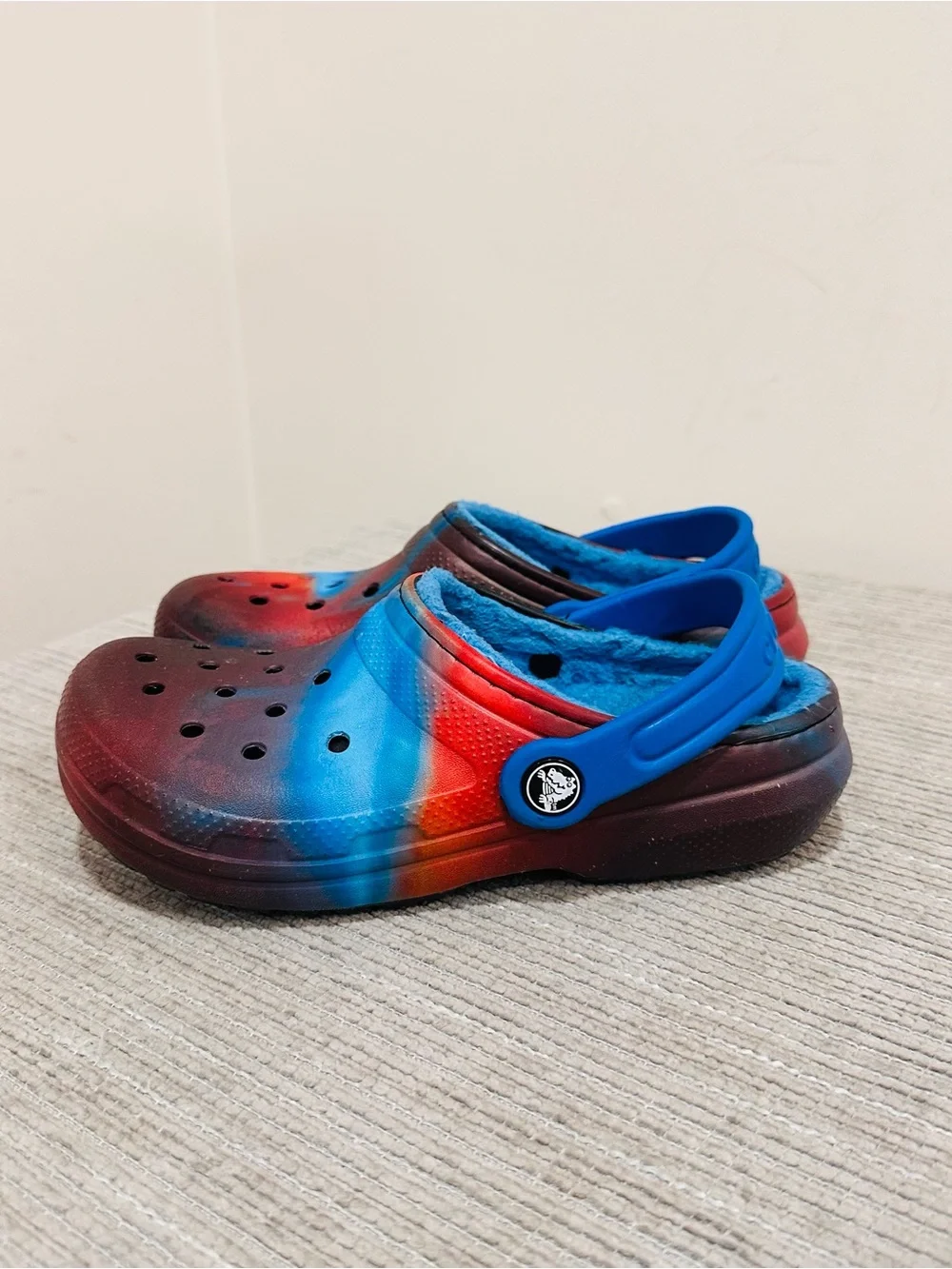 Crocs Kids Classic Lined OOTW Clog Bright Cobalt Blue Red Tie Dye Junior Size J2